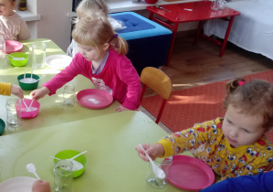 Dzieci nabierają na łyżeczkę sól potrzebną do eksperymentu